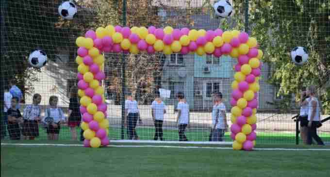 До Дня міста у школах Кам’янського відкрили нові футбольні поля