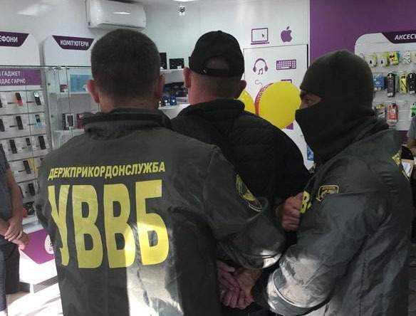 В Черновицкой области задержан пограничник, получивший 500 евро взятки за содействие контрабанде сигарет в Румынию, - Госпогранслужба 01