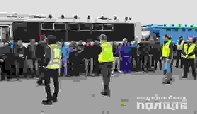 Полиция задержала на киевском рынке 17 иностранцев-нелегалов 03