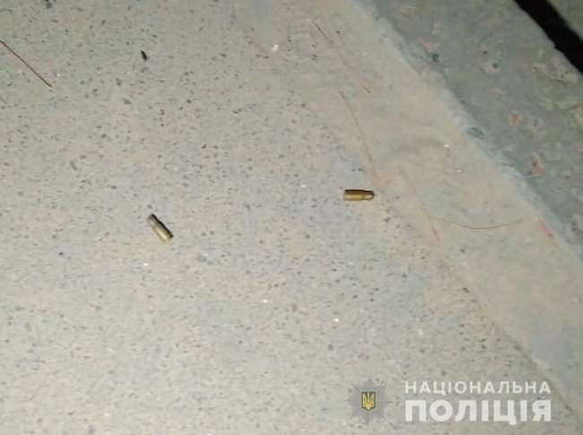 Полиция ночью задержала мужчин с арсеналом оружия, устроивших стрельбу в Голосеевском районе Киева 01