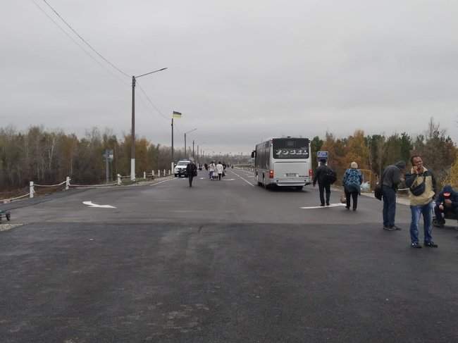 Между КПВВ Станица Луганская и мостом монтируют две автобусные остановки, - ОГА 07