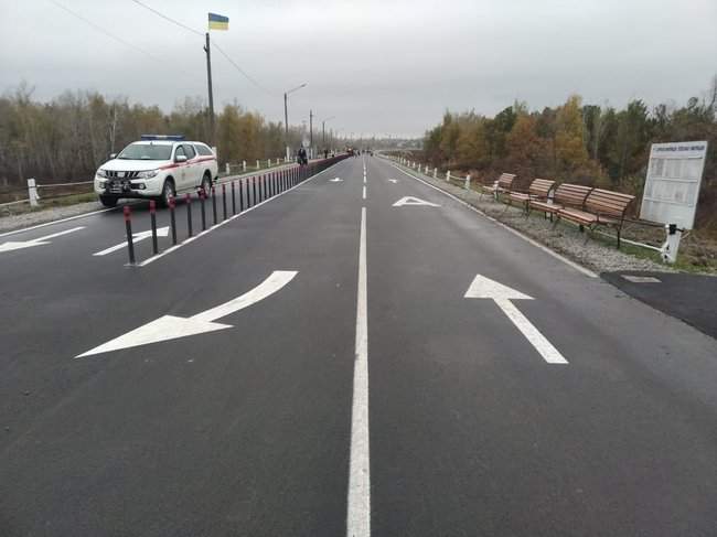 Между КПВВ Станица Луганская и мостом монтируют две автобусные остановки, - ОГА 02
