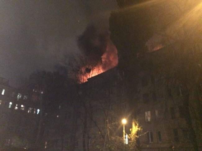 Горит крыша шестиэтажки в центре Киева, жителей эвакуировали 01