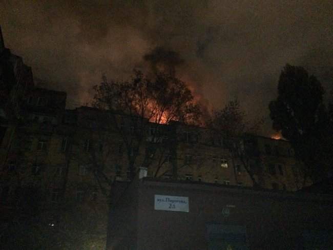 Горит крыша шестиэтажки в центре Киева, жителей эвакуировали 03