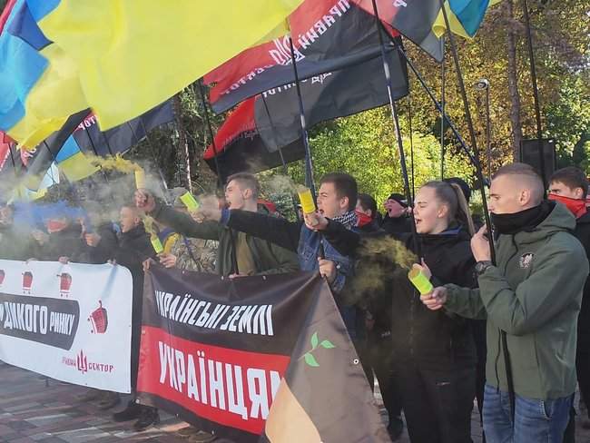 Активисты Правого сектора митингуют под Радой против формулы Штайнмайера и открытия рынка земли 12