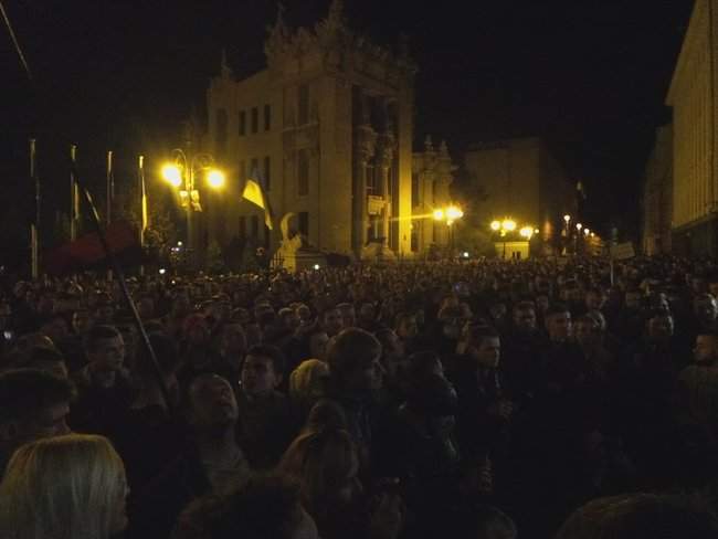 Ні капітуляції, - тысячи людей вышли на Майдан и под ОП, выступая против реализации властью формулы Штайнмайера 10