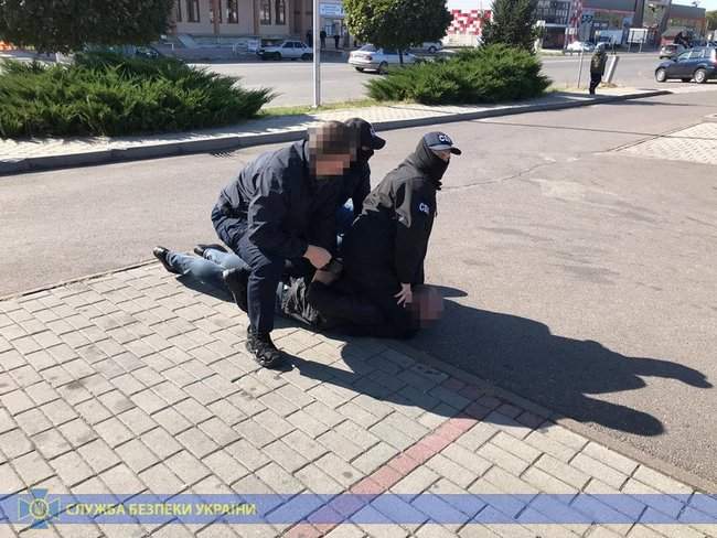 Государственный исполнитель задержан на Закарпатье на взятке 2 тыс. долл., - СБУ 01