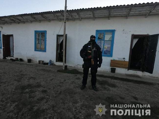 Полиция освободила около 30 человек, удерживаемых в рабстве на территории заброшенной женской колонии на Одесчине 03