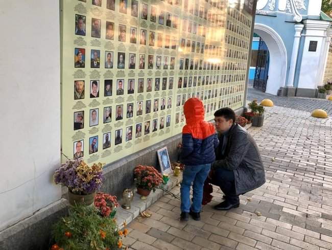 Мы должны рассказывать детям о современной войне и о ее героях: Разумков вместе с сыном пришел к Стене памяти павших за Украину 01