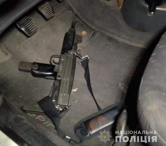 Полиция ночью задержала мужчин с арсеналом оружия, устроивших стрельбу в Голосеевском районе Киева 04