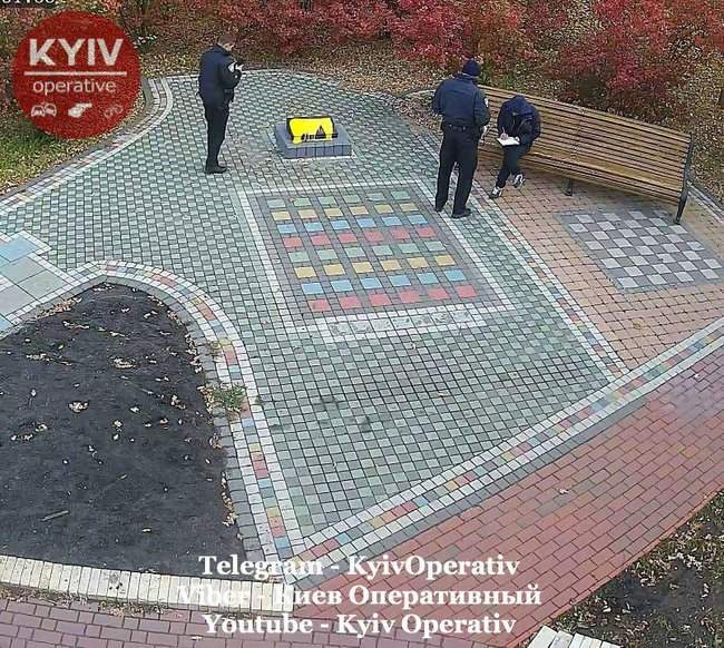 Вандалы залили желтой краской памятный знак воинам АТО в Киеве 01