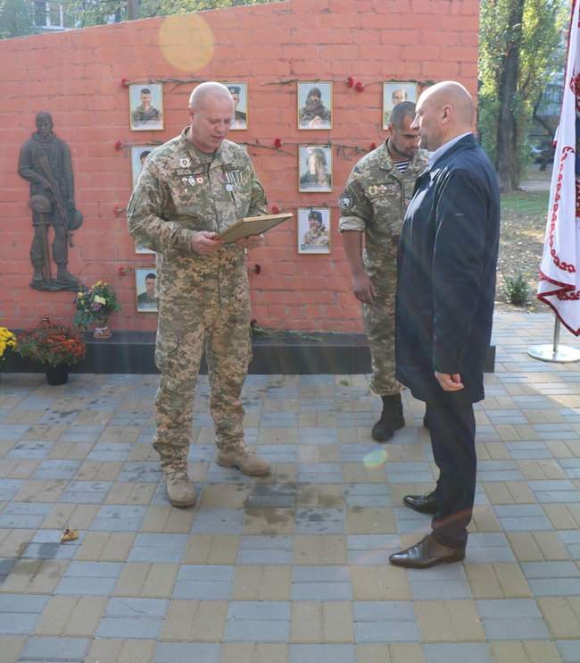 Стелу памяти погибших открыли возле Дома ветеранов в Черкассах, - горсовет 04