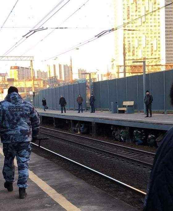 Во время постановочной поездки Путина на электричке силовиков загнали под перон 01