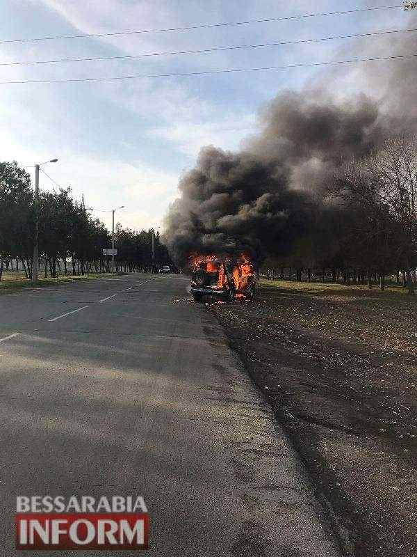 В Измаиле загорелся на ходу и сгорел дотла полицейский Renault Duster 01