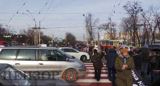 Киевляне, протестующие против застройки парка Кристерова горка, перекрыли улицу Вышгородскую и площадь Шевченко 28