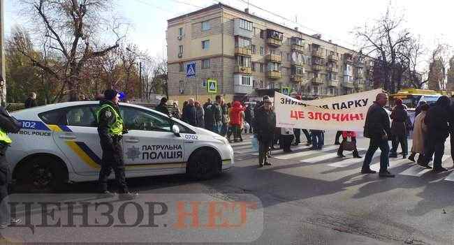 Киевляне, протестующие против застройки парка Кристерова горка, перекрыли улицу Вышгородскую и площадь Шевченко 08