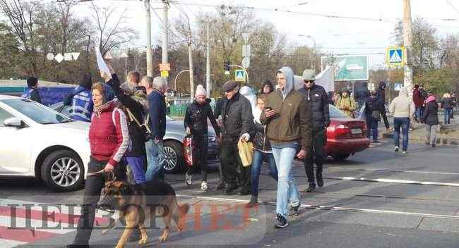 Киевляне, протестующие против застройки парка Кристерова горка, перекрыли улицу Вышгородскую и площадь Шевченко 25