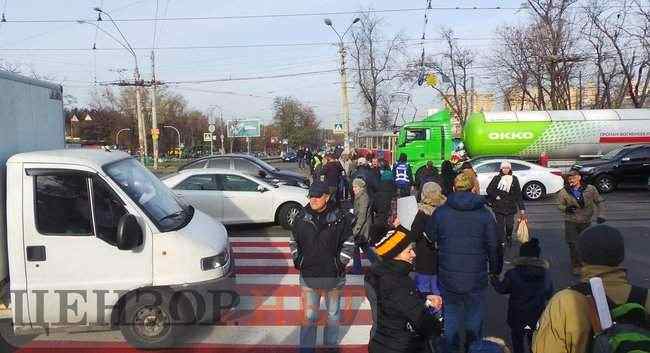 Киевляне, протестующие против застройки парка Кристерова горка, перекрыли улицу Вышгородскую и площадь Шевченко 29