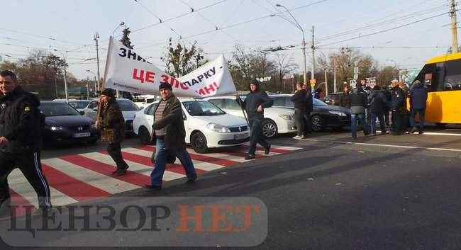 Киевляне, протестующие против застройки парка Кристерова горка, перекрыли улицу Вышгородскую и площадь Шевченко 33