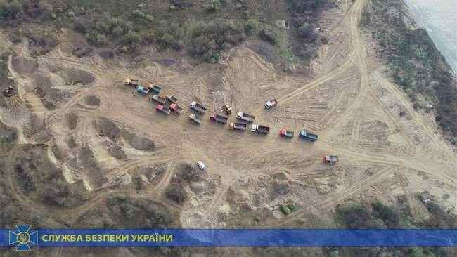 СБУ накрыла нелегальных добытчиков песка на Буковине, которые навредили государству почти на 90 млн грн 01