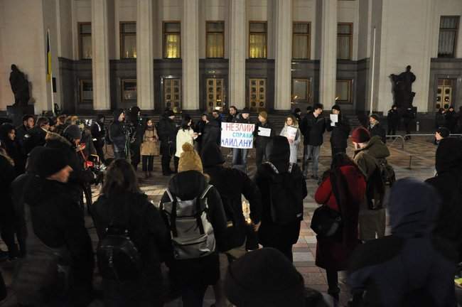 Не злий справи Майдану - под ВР состоялась акция поддержки адвоката Закревской, объявившей голодовку в знак протеста против прекращения расследований дел Майдана 08