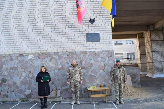 Мемориальную доску погибшему украинскому воину Сергею Савинову открыли 2 ноября в Николаевской области 03