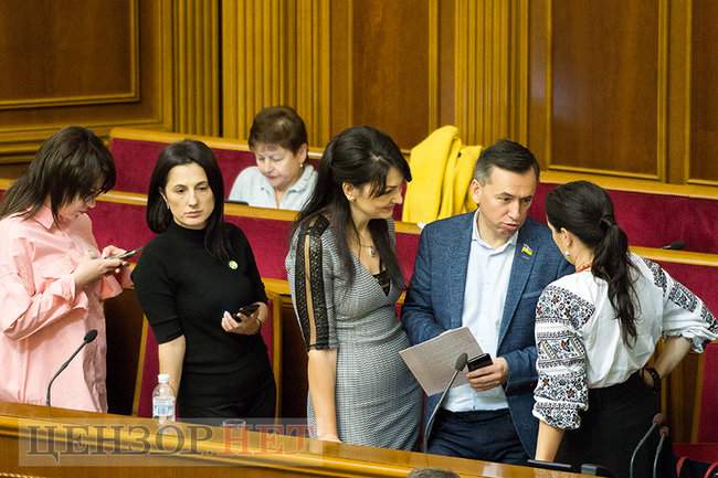 Скучающий Милованов, очередь к Скалецкой и Герус у аппарата, - работа ВР 15 ноября 24