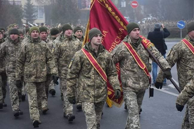 Бойцы 44-й отдельной артбригады прошли торжественным маршем по Тернополю после возвращения из зоны ООС 01