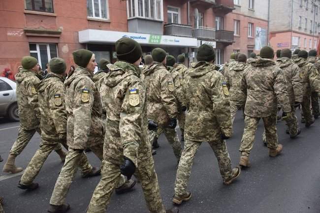 Бойцы 44-й отдельной артбригады прошли торжественным маршем по Тернополю после возвращения из зоны ООС 06