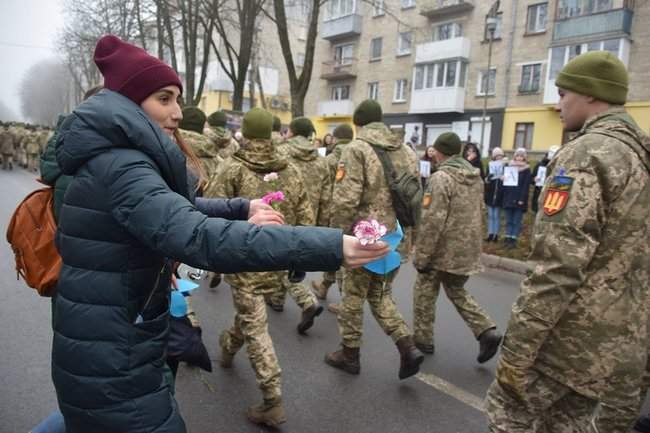 Бойцы 44-й отдельной артбригады прошли торжественным маршем по Тернополю после возвращения из зоны ООС 17