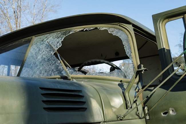 Террористы обстреляли из ПТРК наш автомобиль прямо в населенном пункте Шумы - контужено трое солдат 01