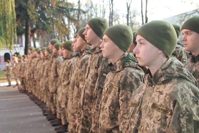 В Киевском военном лицее им. Богуна открыли мемориальную доску погибшему в АТО выпускнику Виталию Гончаруку 04