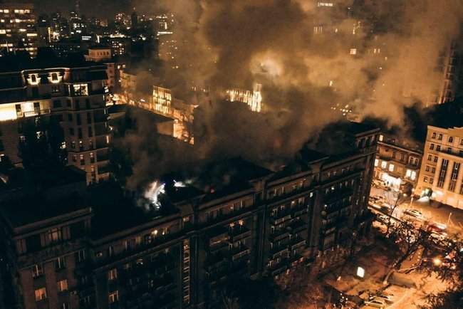 Пожар на крыше шестиэтажки в центре Киева удалось погасить 04