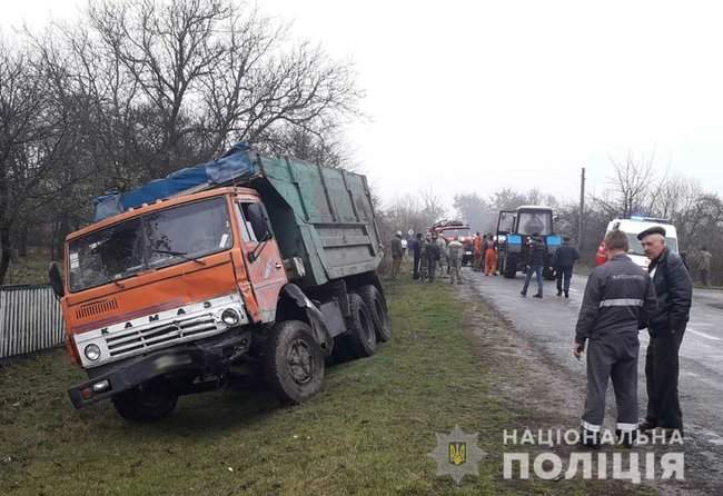 Легковушка выехала на встречку и врезалась в КамАЗ на Житомирщине: трое погибших 01