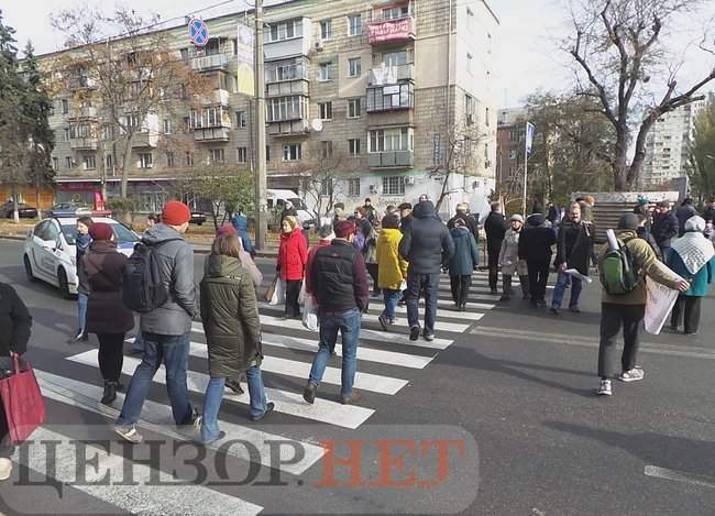 Киевляне, протестующие против застройки парка Кристерова горка, перекрыли улицу Вышгородскую и площадь Шевченко 09