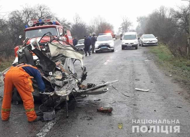 Легковушка выехала на встречку и врезалась в КамАЗ на Житомирщине: трое погибших 03