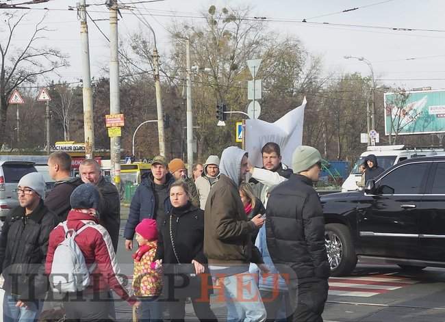 Киевляне, протестующие против застройки парка Кристерова горка, перекрыли улицу Вышгородскую и площадь Шевченко 34