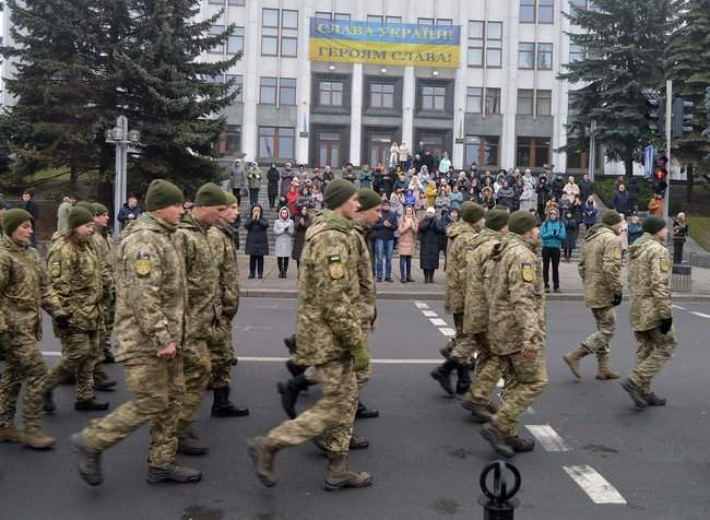 Бойцы 44-й отдельной артбригады прошли торжественным маршем по Тернополю после возвращения из зоны ООС 15