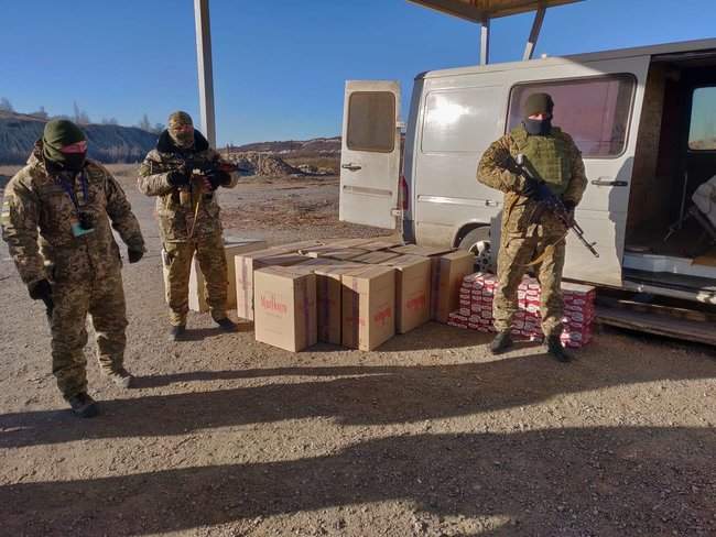 В Донецкой области правоохранители пресекли попытку незаконного перемещения через линию разграничения крупной партии сигарет 01