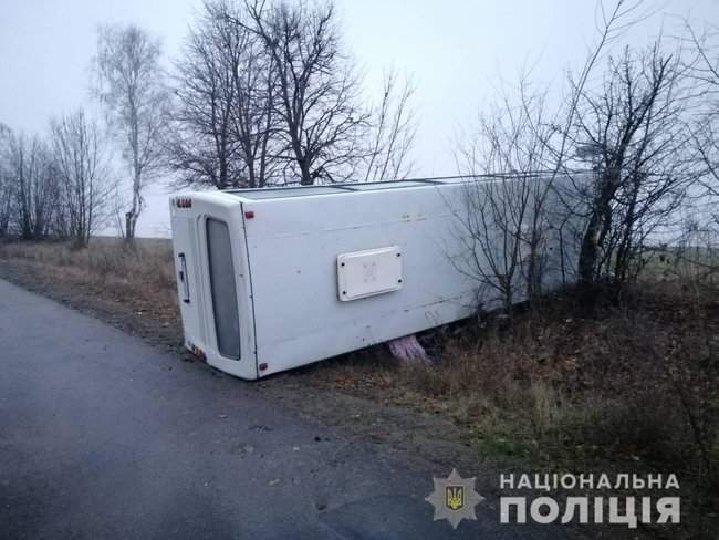 Рейсовый автобус перевернулся из-за гололеда на Виннитчине, травмированы 5 человек, - Нацполиция 02