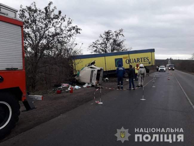 В результате лобового столкновения легковушки и грузовика на Николаевщине погибли три человека, - Нацполиция 01