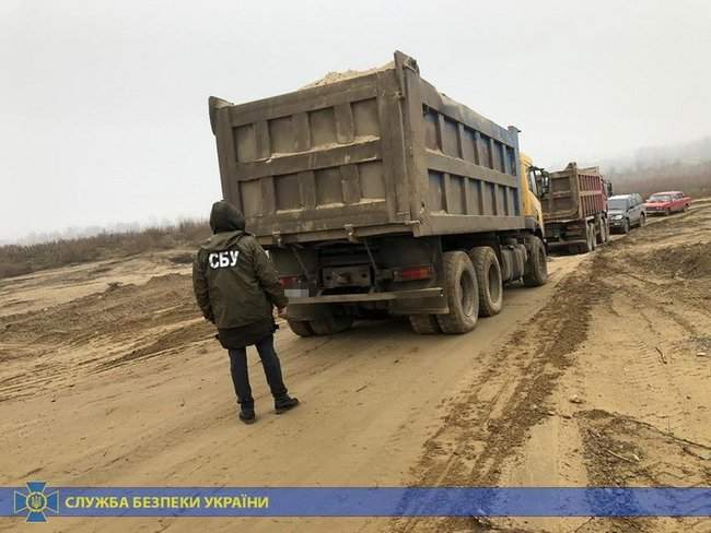 СБУ накрыла нелегальных добытчиков песка на Буковине, которые навредили государству почти на 90 млн грн 04