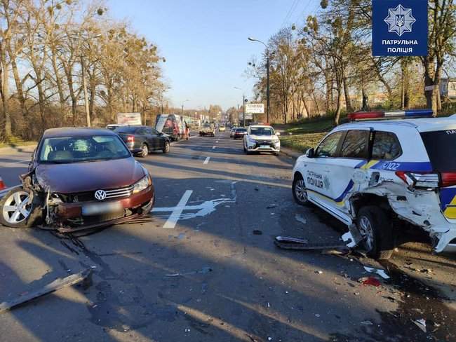 Пьяный водитель врезался в автомобиль патрульных в Ривном, двое полицейских в больнице 01