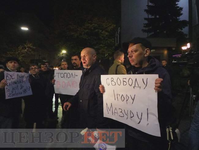Тополі - волю, - под посольством Польши в Киеве проходит акция в поддержку задержанного ветерана 07