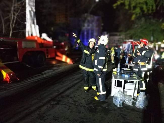 Пожар на крыше шестиэтажки в центре Киева удалось погасить 03