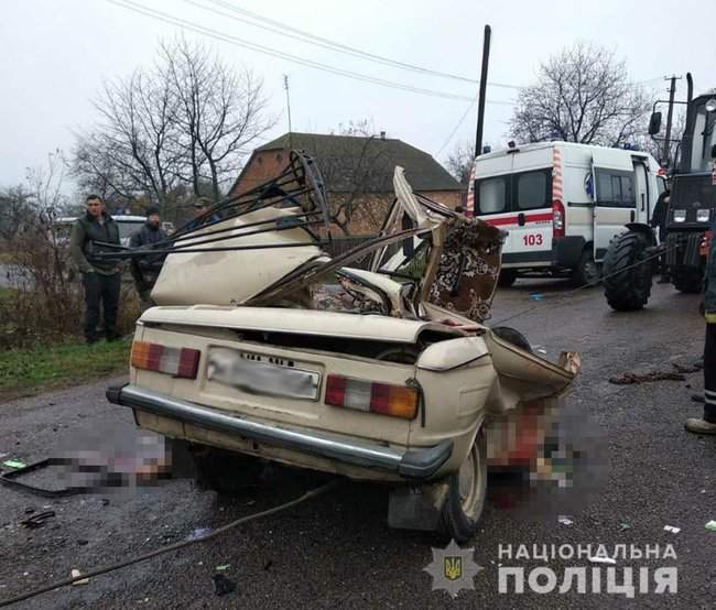 Легковушка выехала на встречку и врезалась в КамАЗ на Житомирщине: трое погибших 02