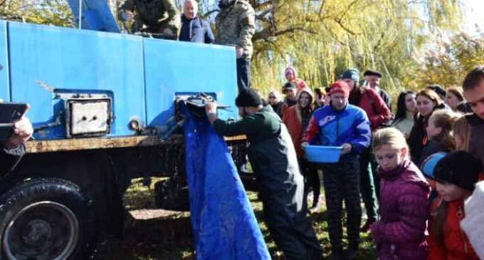 600 кілограмів мальків поселились у Лівобережному каналі Кам’янського