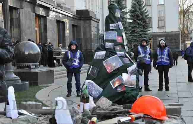 Возле Офиса Президента на Банковой отметили День провокатора 06