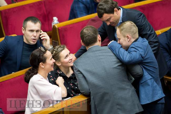 Мы не даем Кабмину все полномочия, Внимательно слушаем спикера, - из переписки нардепов в Раде 6 декабря 15