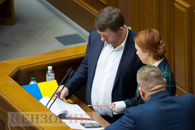 Мы не даем Кабмину все полномочия, Внимательно слушаем спикера, - из переписки нардепов в Раде 6 декабря 21